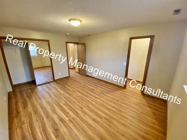 Building Photo - Redbud Ridge 7