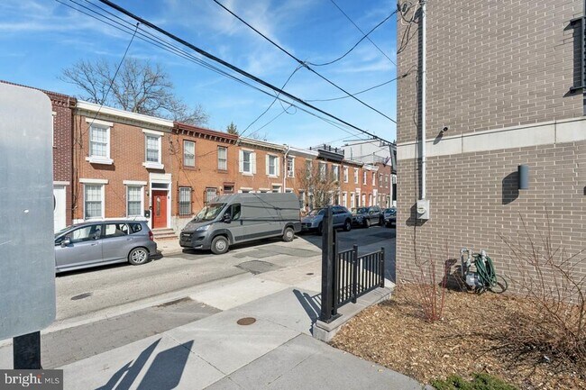 Building Photo - 2139 Montrose St