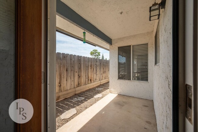 Building Photo - 6589 N Maroa Ave