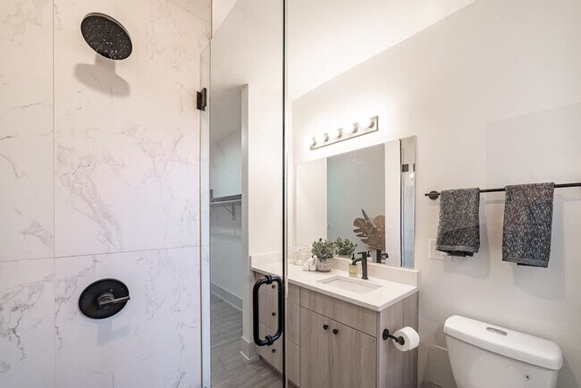 Building Photo - 3546 N Southport Ave