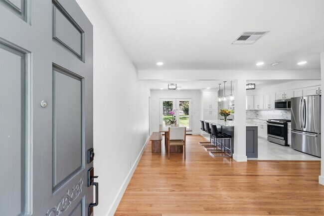 Building Photo - 2014 Woodcrest Dr