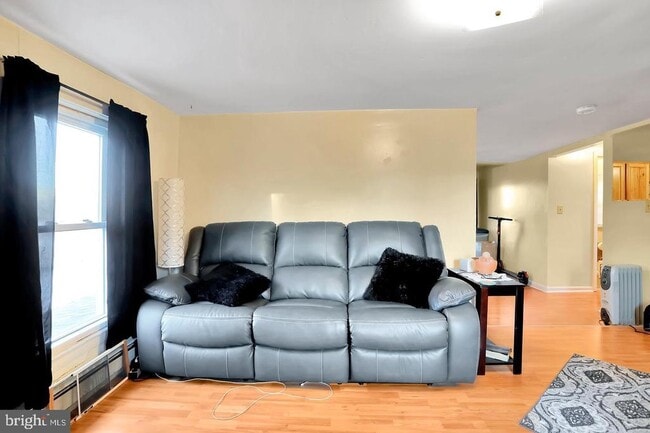 Building Photo - 316 W 9th St