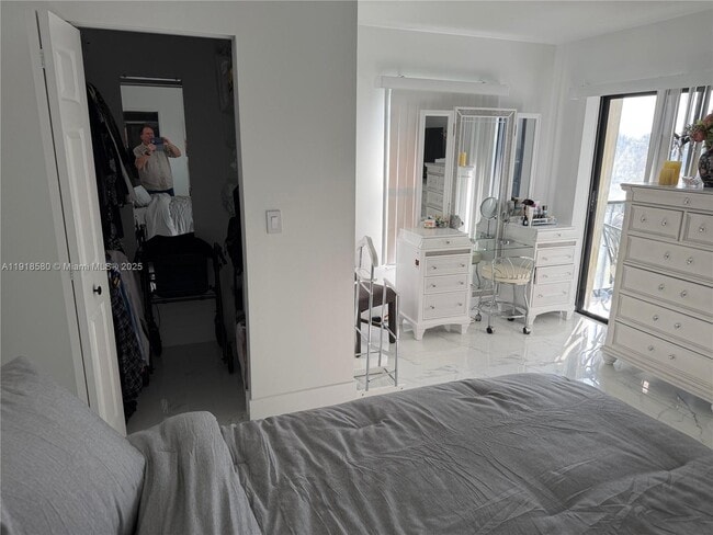 Building Photo - 7290 Kinghurst Dr