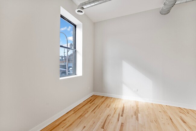 Building Photo - 4200 N Sacramento Ave