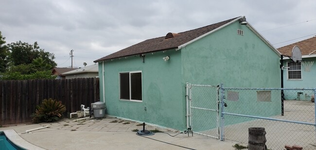 Building Photo - 566 E Fernleaf Ave