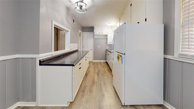 Building Photo - 1117 Newton St