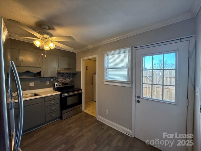 Building Photo - 7906 Oak Meadow Ct