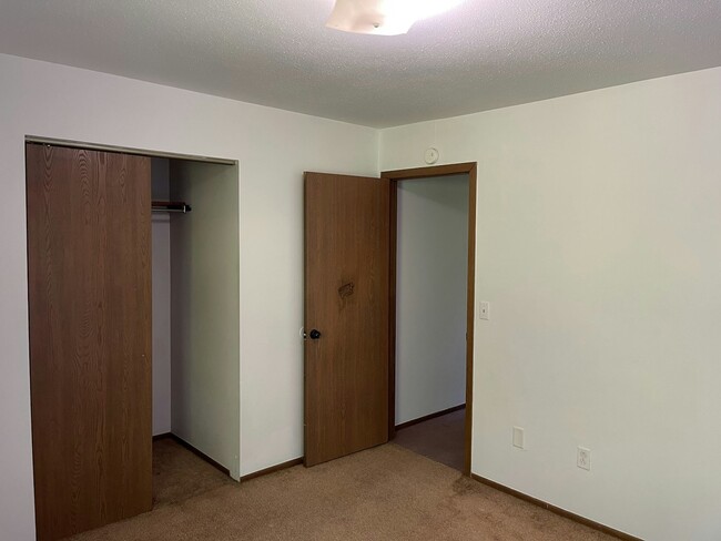 Building Photo - 4165 W Ridge Rd