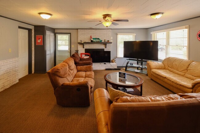 Building Photo - 1380 Ivywood Dr