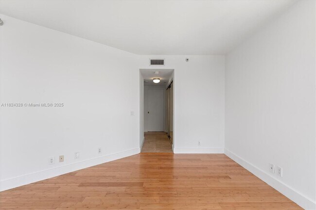 Building Photo - 3610 Yacht Club Dr