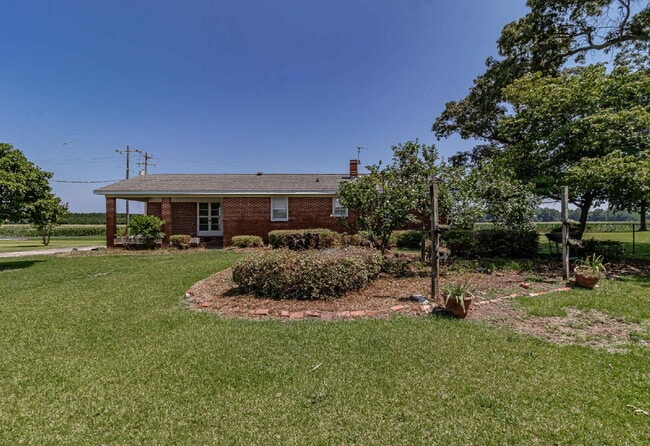Building Photo - Brick Ranch in Pikeville! Lawn care included!