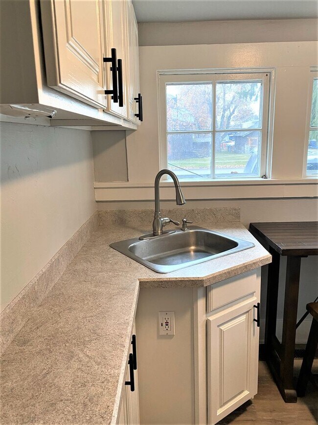 Building Photo - Newly Renovated Studio in Unbeatable Locat...