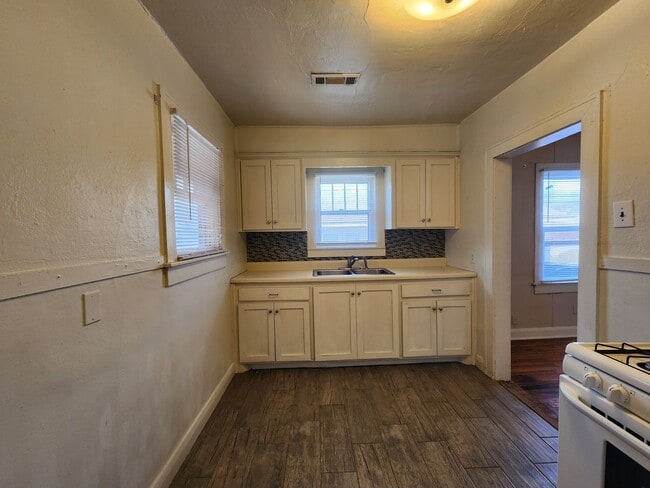 Building Photo - 2 bed 1 bath in Shawnee