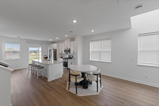 Building Photo - 985 Annagaire Curv