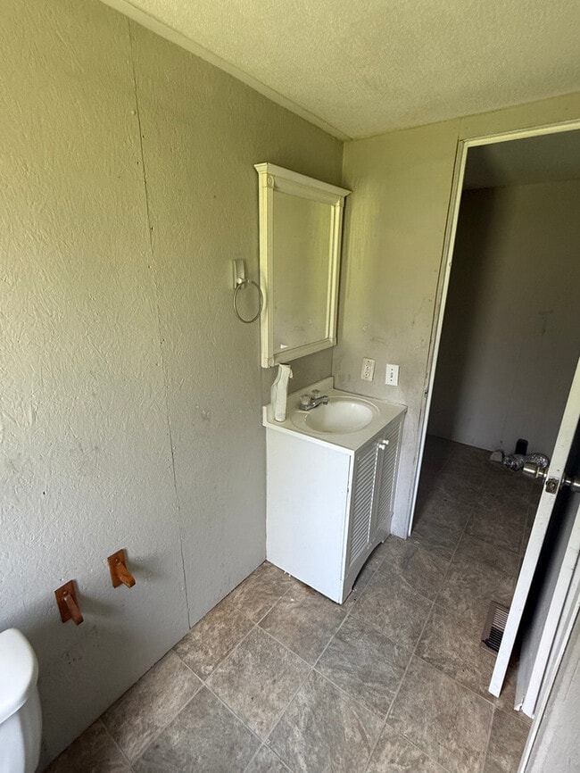 Building Photo - 3840 US-17