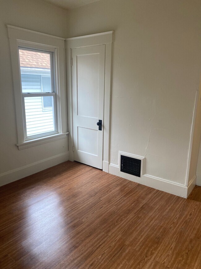 Building Photo - 1621 Grantwood Ave