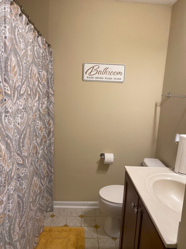 Secondary Bath - 5612 N Hills Dr