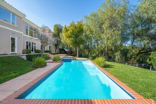 Building Photo - Elegant Dream Escape - Hills of Studio City