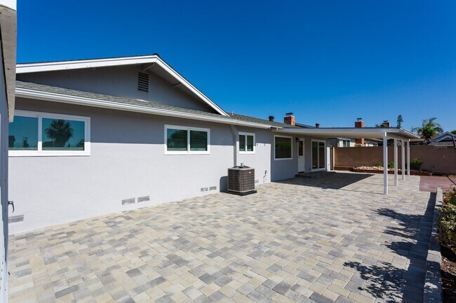 Building Photo - La Mesa Charmer with Mount Helix Views!