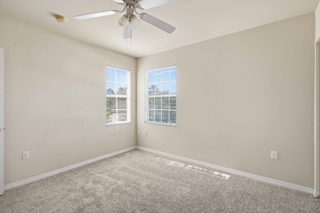 Building Photo - Spacious 2/2 unit available now for annual lease