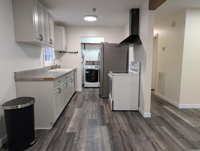 Building Photo - 8700 Doss Rd