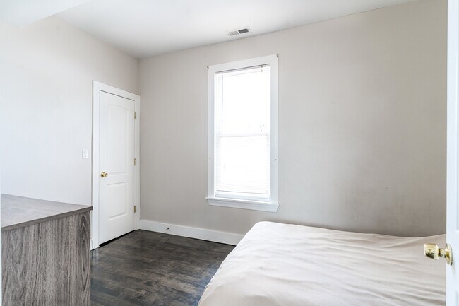 Building Photo - 2310 N Kenneth Ave
