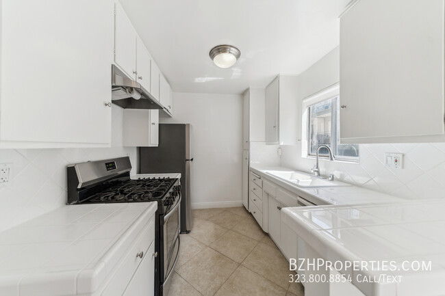 Building Photo - 7544 Hampton Ave