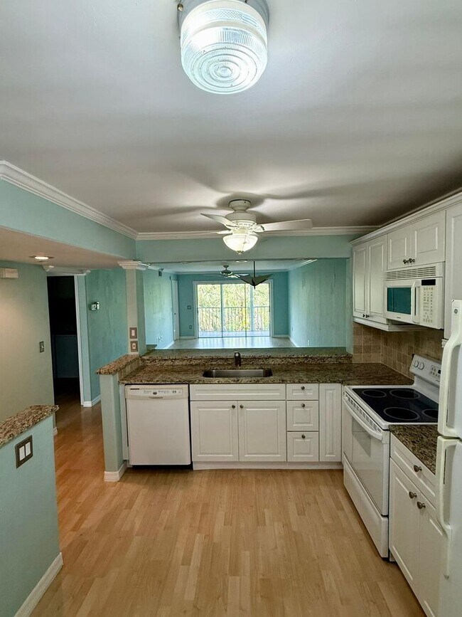 Building Photo - Stunning Sandpiper Bay 2 bed/2 bath end unit condo