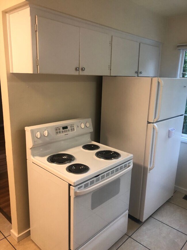 Building Photo - Lovely 2 Bedroom (with 1 bonus room), 2 ba...