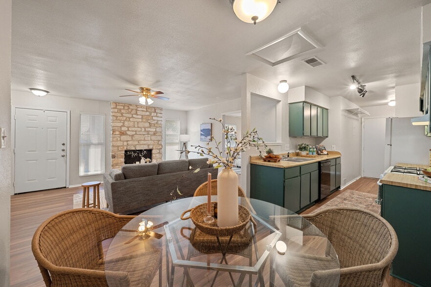 Building Photo - 703 Country Aire Dr