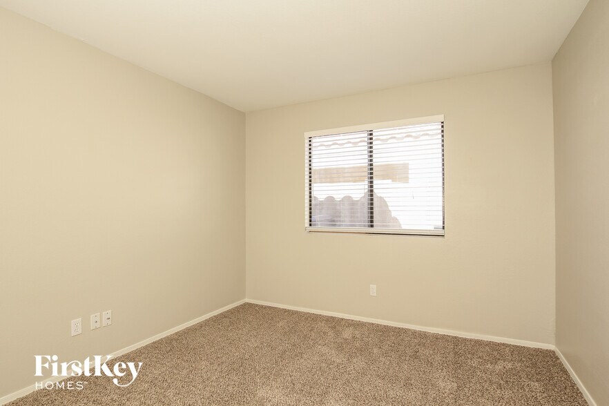 Building Photo - 14915 N 86th Dr