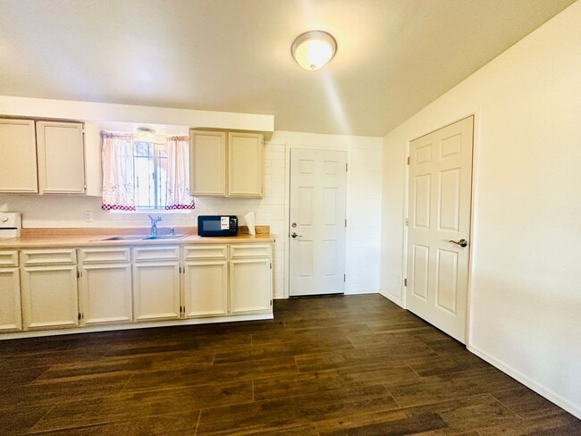 Building Photo - 2 Bedroom Renovate House! Large Yard and C...