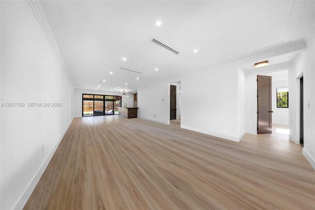 Building Photo - 365 Fairway Dr