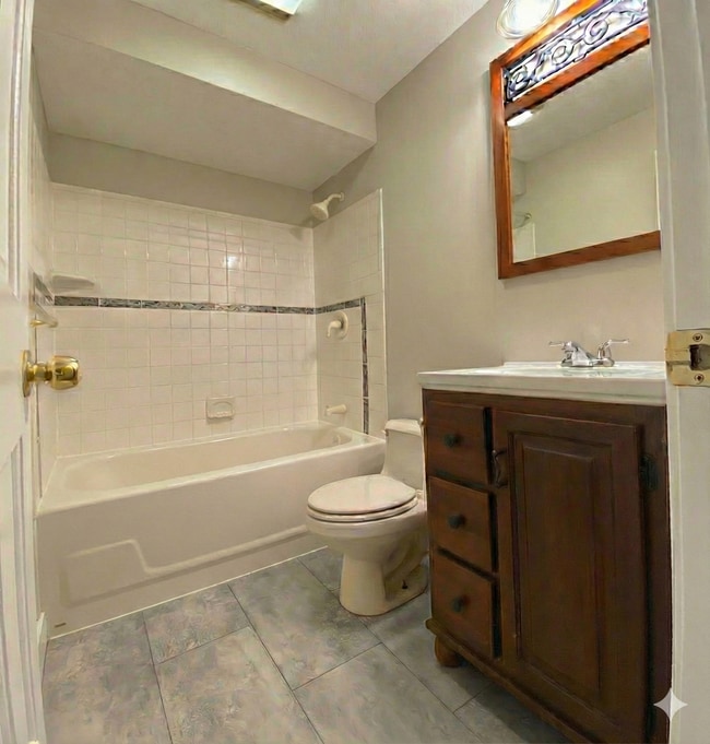 Building Photo - 144 E Main St