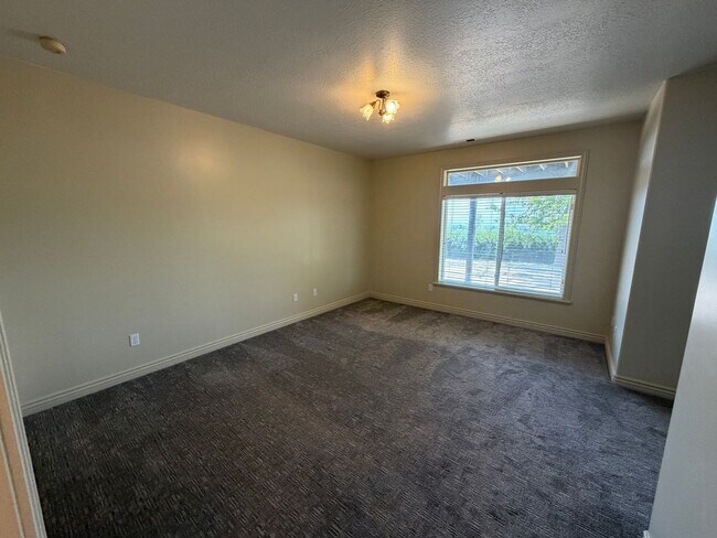 Building Photo - Spacious 4 Bed, 5 Bath Home with 3-Car Garage in Layton!