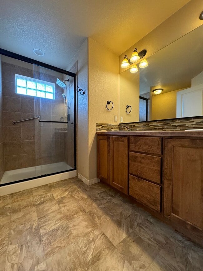 Building Photo - Beautiful 4 Bed 3 1/2 Bath home in Ridgen Farm.