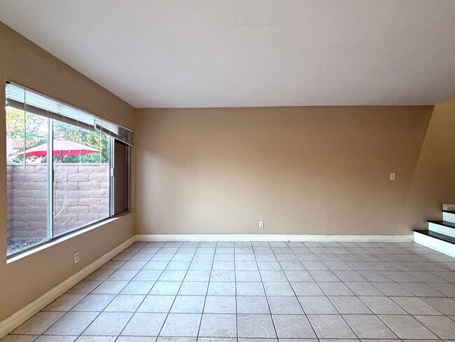 Building Photo - 2 Bedroom / 2 bath townhouse with 1 car garage