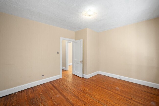 Building Photo - Spacious 4BR/2BA Home with Hardwood Floors Throughout!