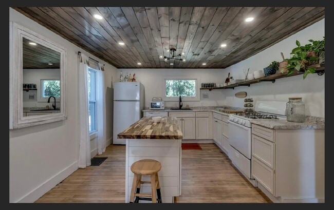 Building Photo - 14047 Military Rd