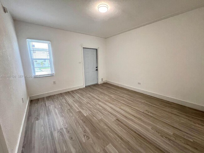 Building Photo - 1900 Calais Dr