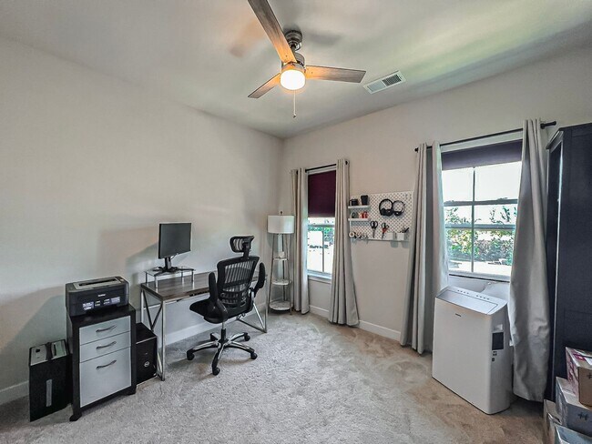 Building Photo - Luxurious 4 Bedroom 3.5 Bathroom End Unit ...