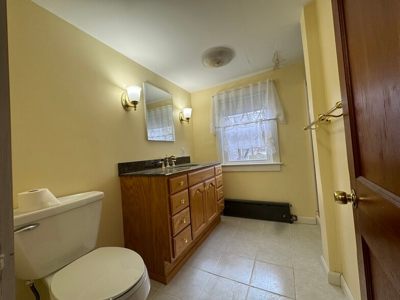 Upstairs full bath - 39 Lake Dr