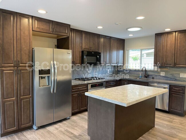 Building Photo - 211 Hacienda Carmel