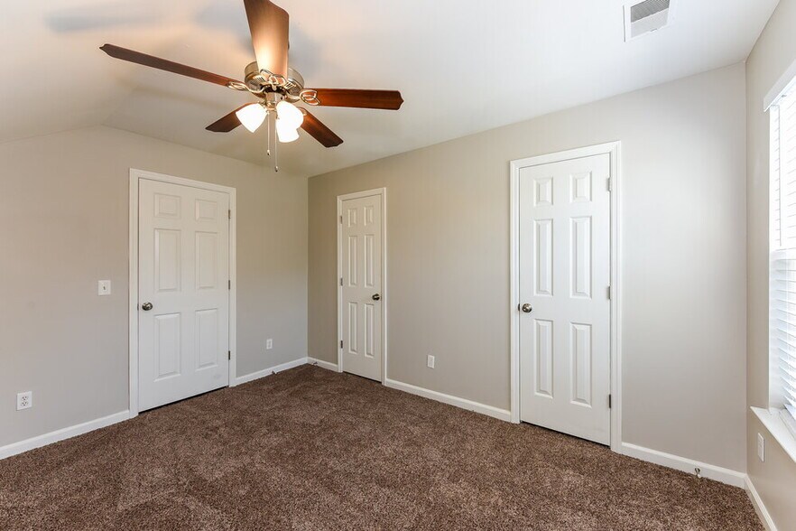 Building Photo - 900 Bluebird Ct