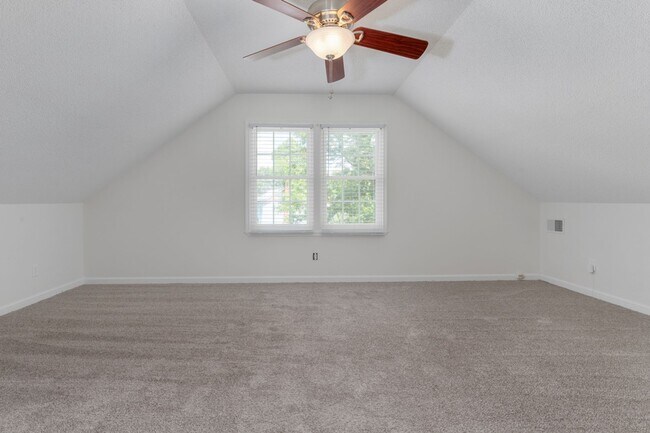 Building Photo - Charming 4-Bedroom Home in Prime Columbia ...