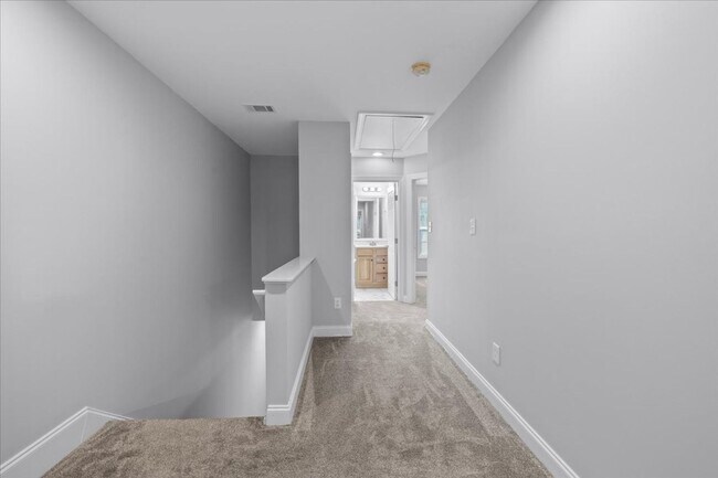 Building Photo - 830 E Duffy St