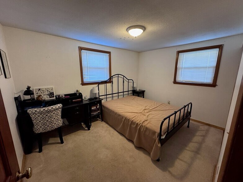 Bedroom 2 - 13" x 10" with closet and carpet - 1 Cayuga Dr