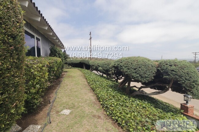 Building Photo - 3 Bed, 2.5 Bath Corner Lot Home Near the B...