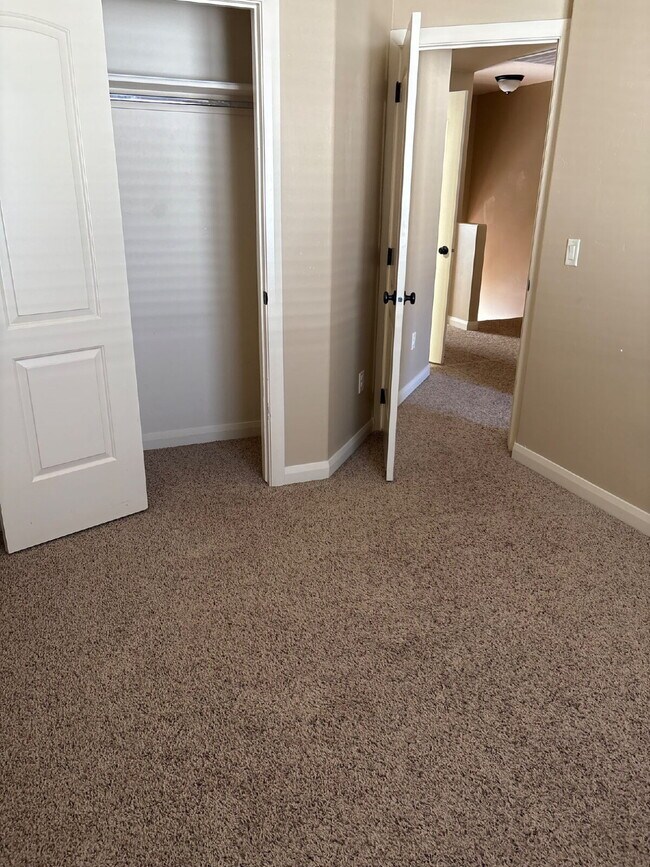 Building Photo - "Charming 3-Bed Townhouse in Cedar City – Spacious 1365 Sq Ft with 2.5 Baths!"