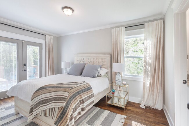 Building Photo - Gorgeous 4/3.5 w/ Bedroom on Main & Large,...